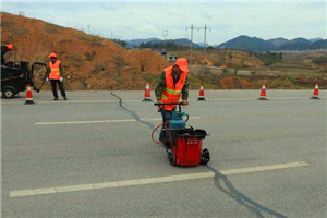 水泥混凝土道路路面的伸縮縫需要灌縫什么樣的瀝青材料呢？