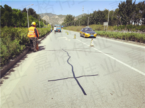 嘉格公路貼縫帶讓道路養(yǎng)護不再苦、臟、累