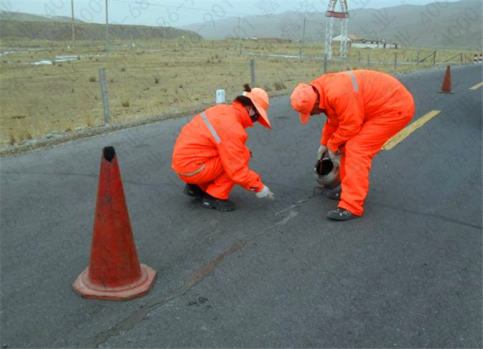 公路裂縫修補(bǔ)用的防水油膏和灌縫瀝青區(qū)別在哪里？