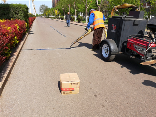 道路出現(xiàn)裂縫，公路灌縫膠是怎么和工人一起完成修補(bǔ)的呢？