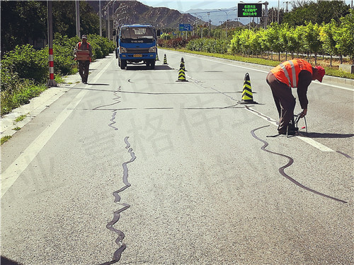 道路路面貼縫帶，一種比灌縫材料綜合成本更低的裂縫修補(bǔ)材料