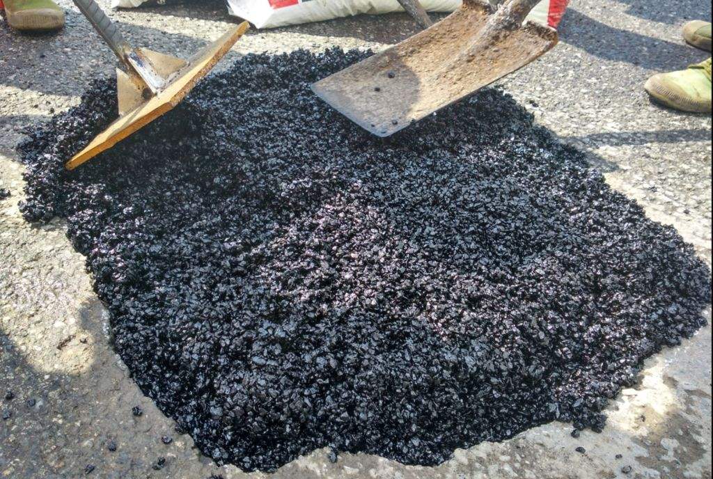 瀝青冷補(bǔ)料施工便捷，道路養(yǎng)護(hù)好幫手